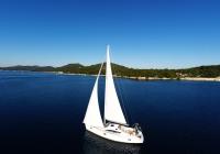 sejlbåd sejlads I losinj havbugt kroatien